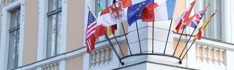 Internationales Potsdam, Fahnen am Haus