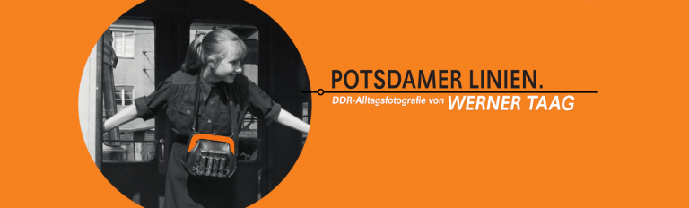 Scharz-Weiß Bild einer jungen Frau auf organgen Grund.