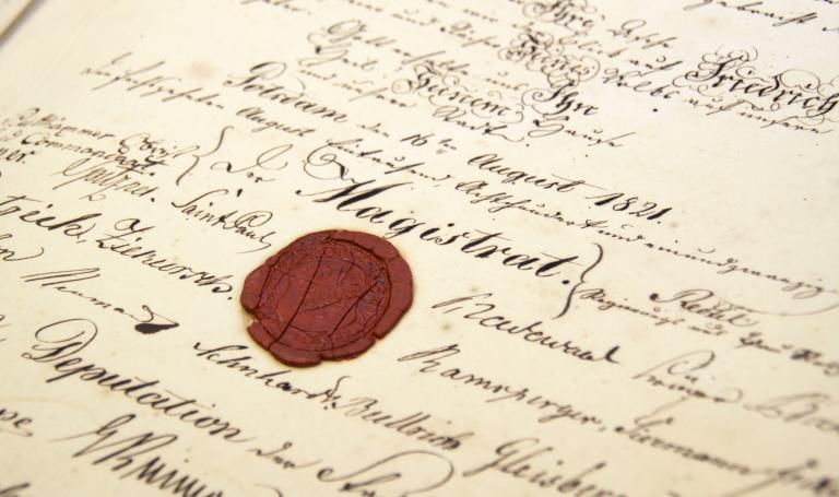 rotes Wachssiegel auf der handschriftlichen Chronik des Oberbürgermeisters Wilhelm Saint Paul von 1821