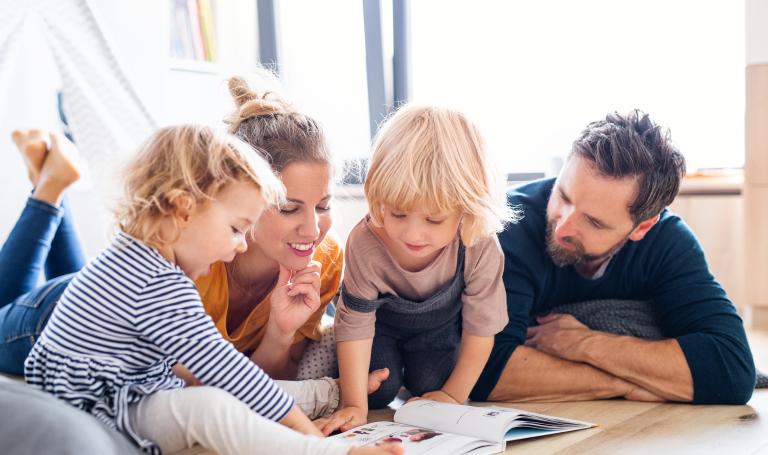 Familie in einer Wohnung