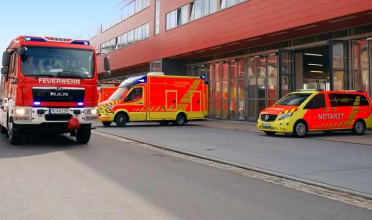 Rettungswagen, Notarztwagen und Feuerwehrauto vor der Feuerwachen.