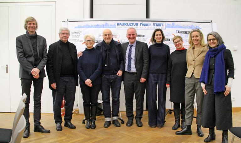 Zu sehen ist ein Gruppenfoto der neuen und ehemaligen Mitglieder des Gestaltungsrates 2024