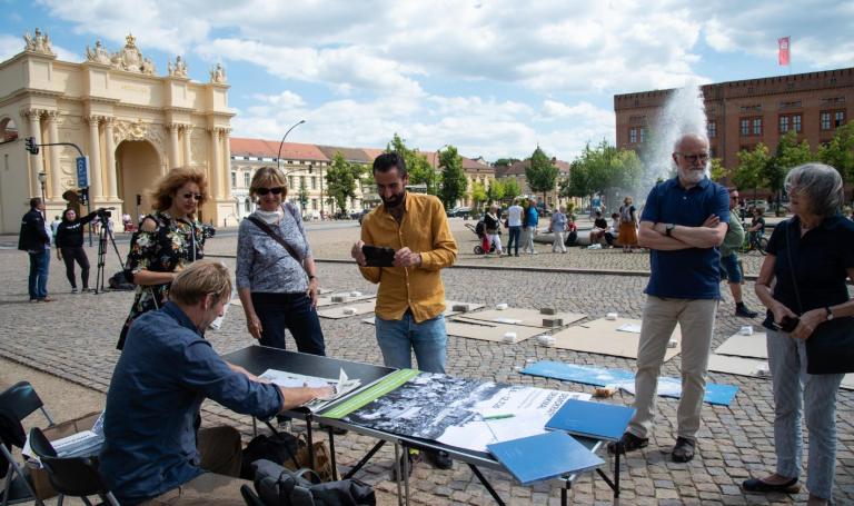 Der Künstler Mikos Meininger stellt die Planungen für das Demokratiedenkmal auf dem Luisenplatz vor.