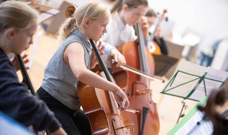 Engagierte junge Cellospielerinnen im Ensemble - Cellistin - Cello