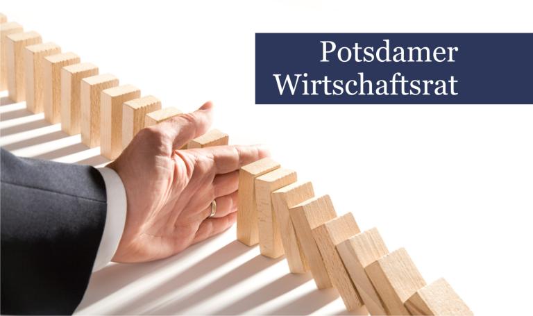 Das Bild zeigt die Hand eines Mannes in einer Reihe Dominosteine. Der Schriftzug auf dem Bild lautet: Potsdamer Wirtschaftsrat.
